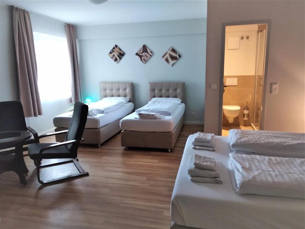 Säng eller sängar i ett rum på M&A Cityhotel Hildesheim