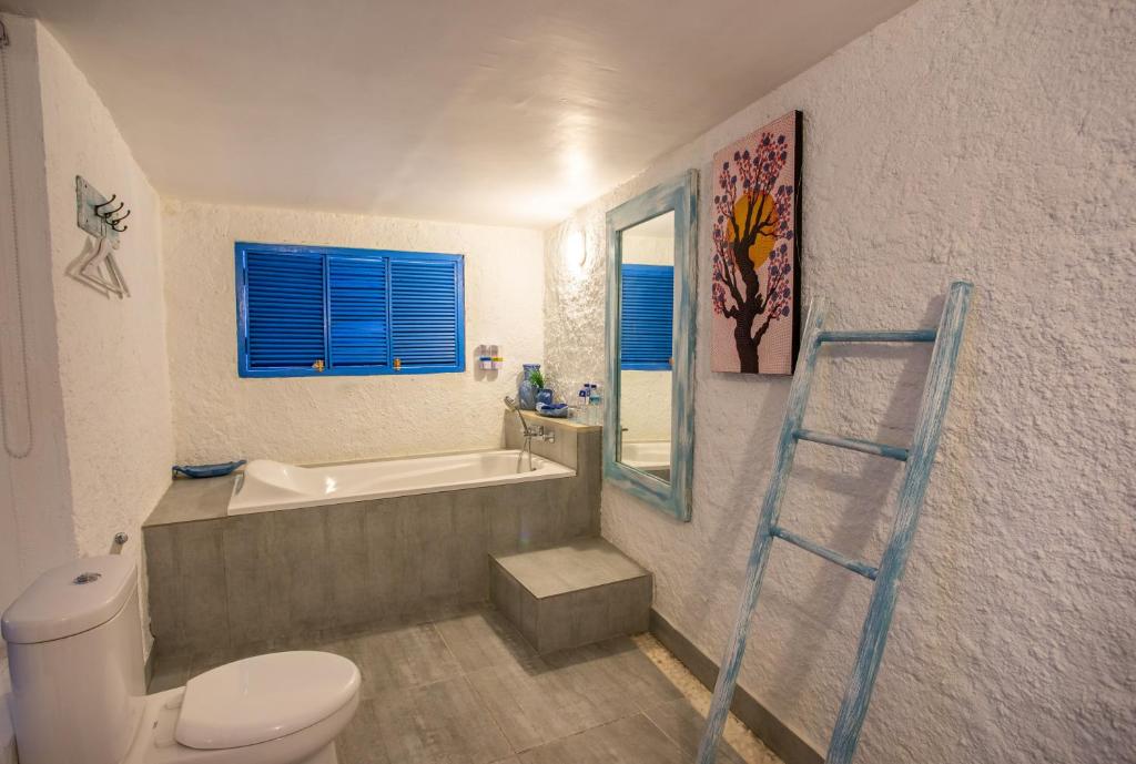 Koupelna v ubytování Santorini Beach Resort