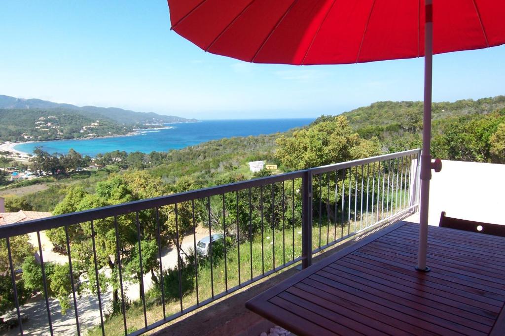- un balcon avec un parasol et une vue sur l'océan dans l'établissement MORA, à Conca