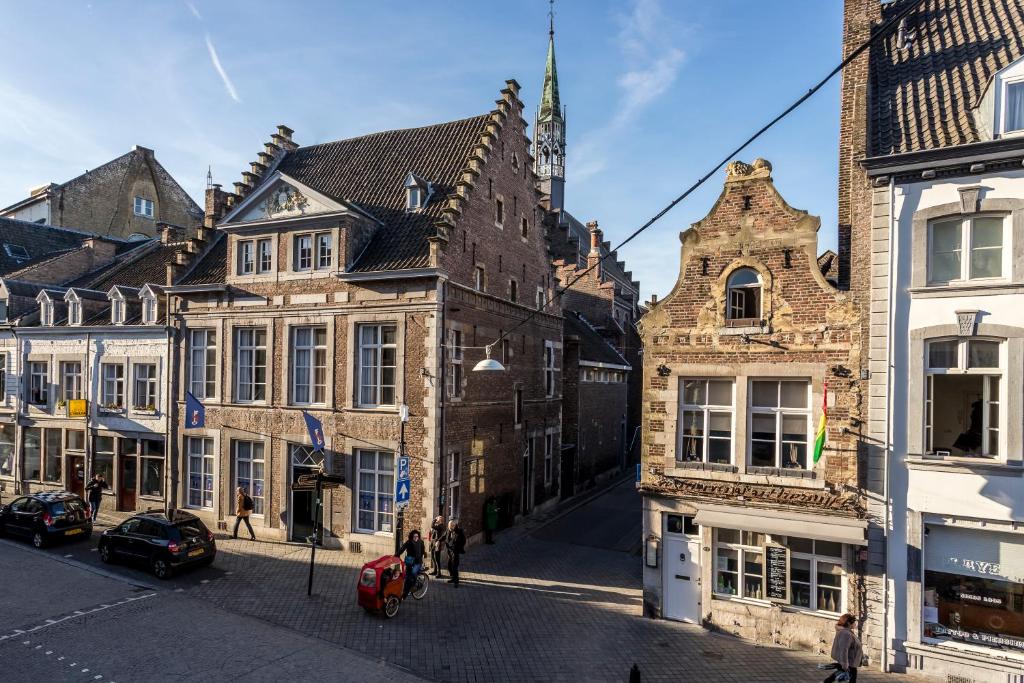een oude straat in een stad met gebouwen bij B&B Gracht 62 in Maastricht