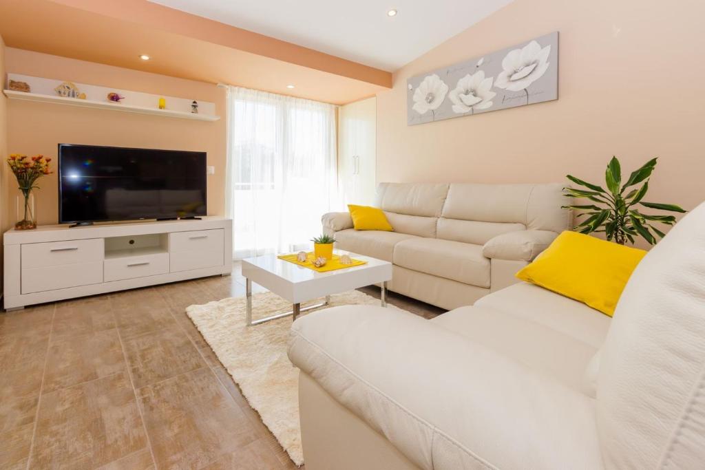 Televízia a/alebo spoločenská miestnosť v ubytovaní Villa Duce in Omis, private pool