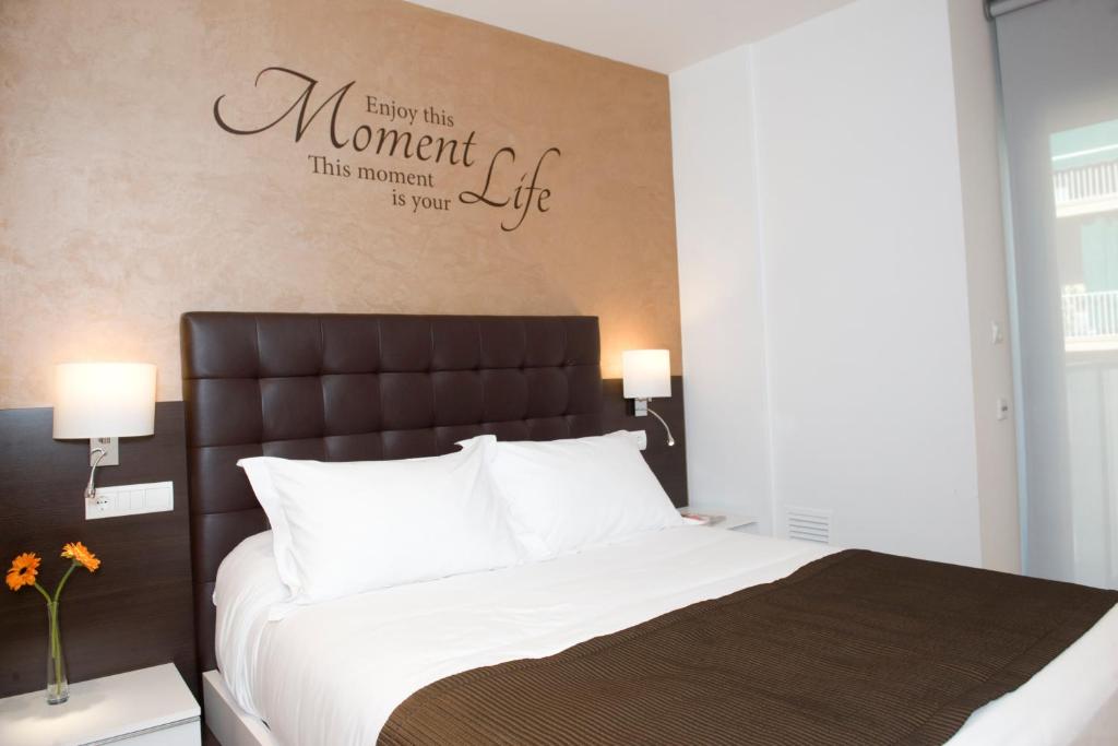 A bed or beds in a room at Home to Home Barcelona