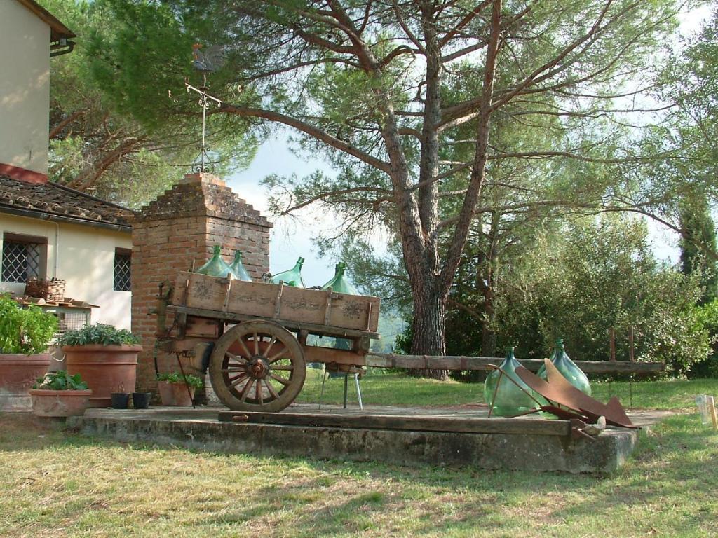 a wooden cart with birds sitting on top of it at Agriturismo Corte Di Valle in Greve in Chianti