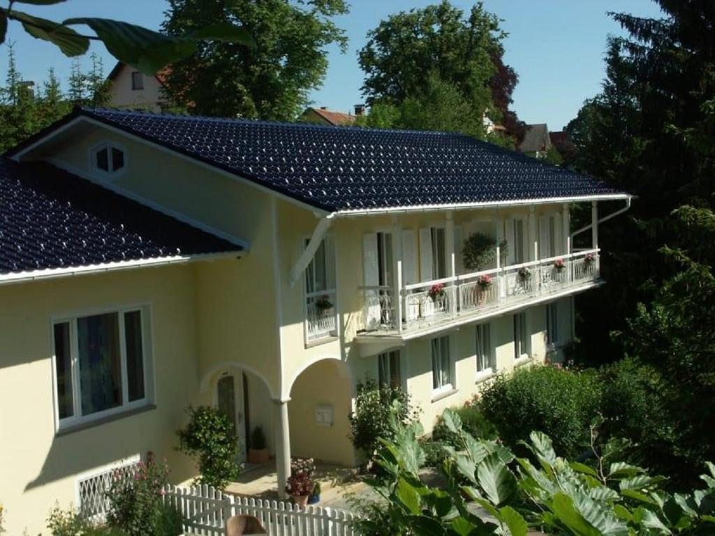 ein Haus mit Sonnenkollektoren auf dem Dach in der Unterkunft Allgäuvilla in Scheidegg