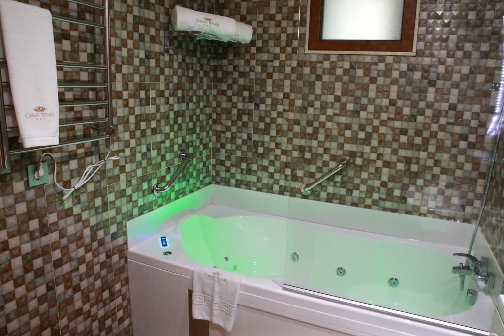Casas Reais Boutique - Jacuzzi privado en la habitación en Santiago de Compostela