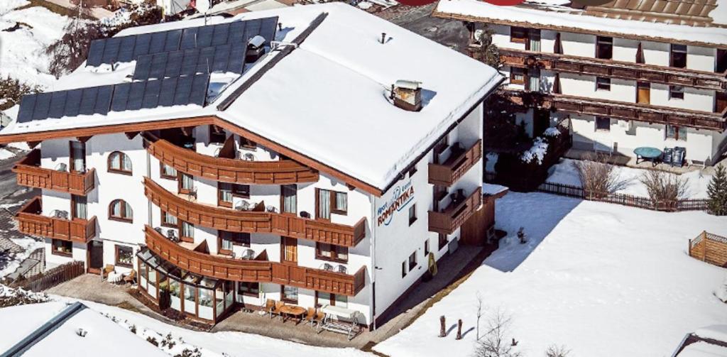 eine Luftaufnahme eines Gebäudes im Schnee in der Unterkunft Hotel Garni Romantika in Sankt Leonhard im Pitztal