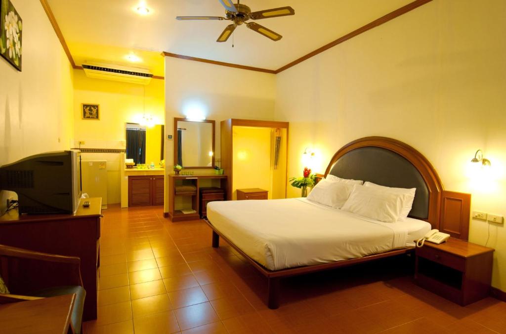 Postel nebo postele na pokoji v ubytování PS Hill Resort Phuket Patong - SHA Plus