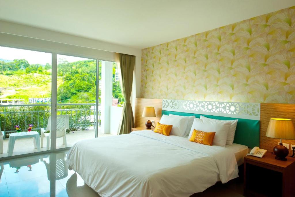 Postel nebo postele na pokoji v ubytování PS Hill Resort Phuket Patong - SHA Plus