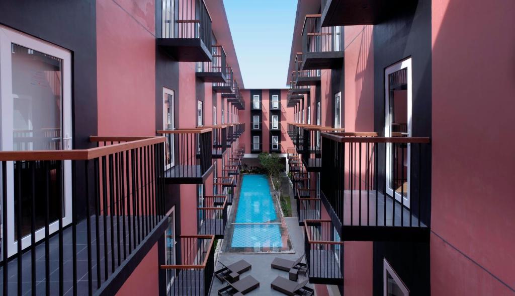 Bazén v ubytování Amaris Hotel Pratama Nusa Dua nebo v jeho okolí