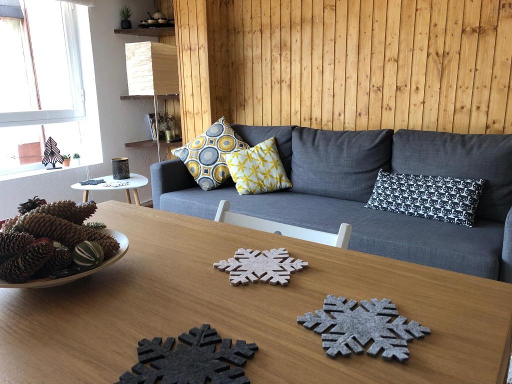 a living room with a couch and a table with snowstals at Naasara-Cerler in Cerler