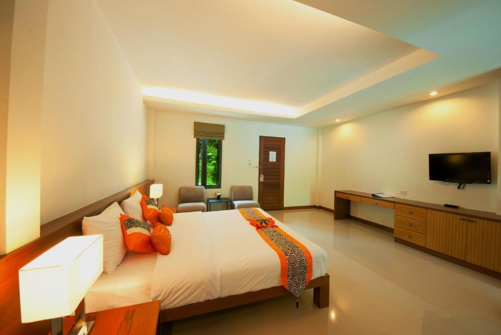 TV a/nebo společenská místnost v ubytování PS Hill Resort Phuket Patong - SHA Plus