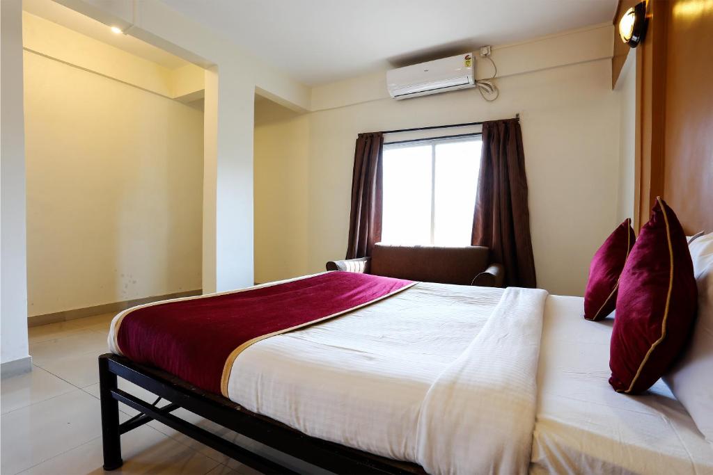 Postel nebo postele na pokoji v ubytování HMR Hotels - Hotel HMR Royal Inn
