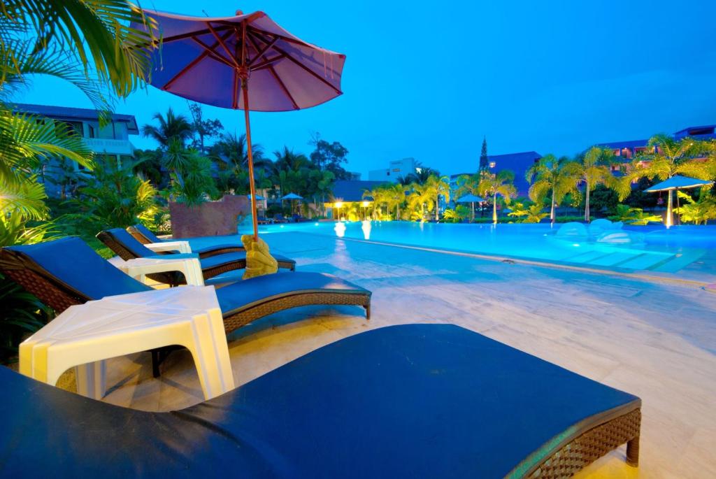 Bazén v ubytování PS Hill Resort Phuket Patong - SHA Plus nebo v jeho okolí