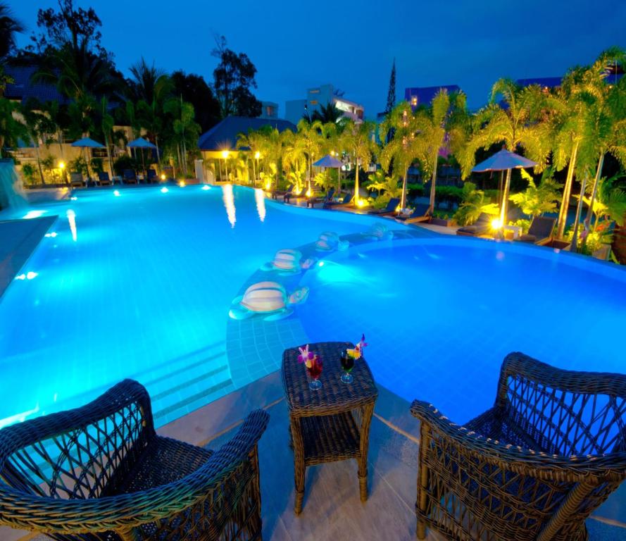 Bazén v ubytování PS Hill Resort Phuket Patong - SHA Plus nebo v jeho okolí
