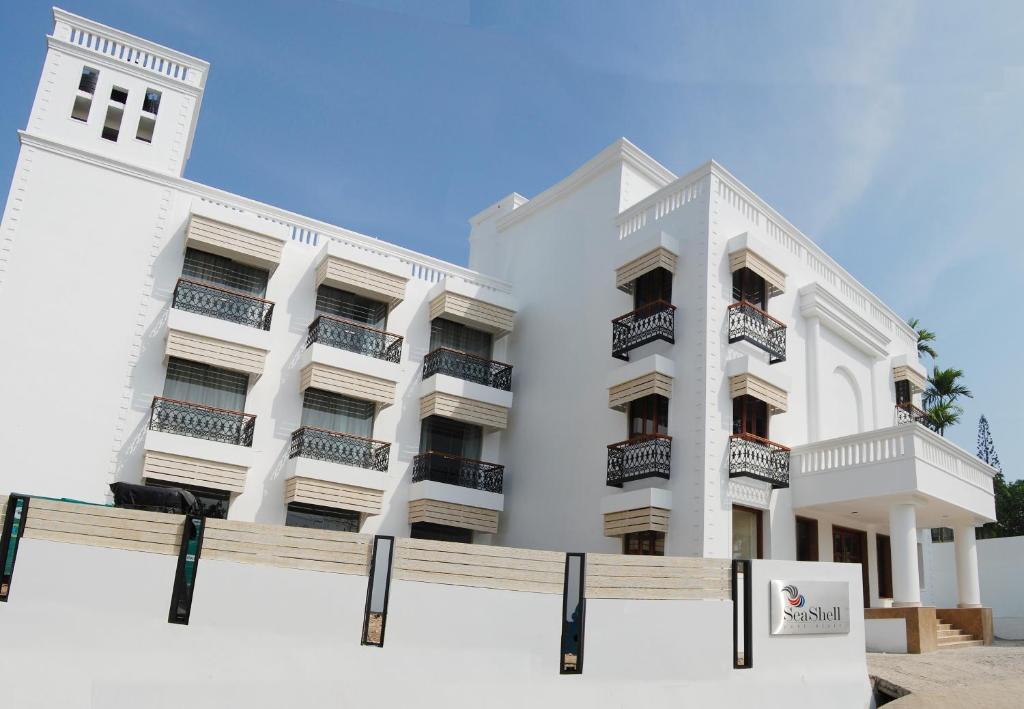 - un bâtiment blanc avec des balcons sur le côté dans l'établissement Sea Shell Port Blair, à Port Blair