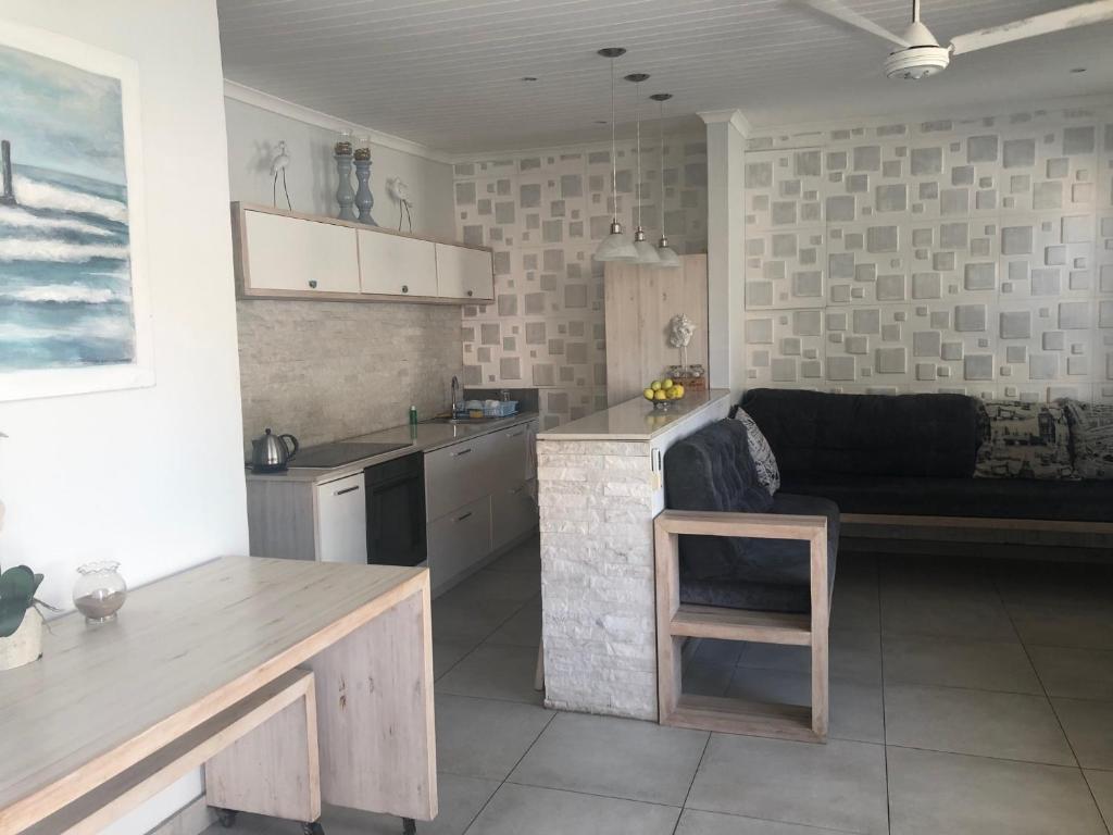 uma cozinha com um sofá no canto de um quarto em 10 Coral Cove em Ballito