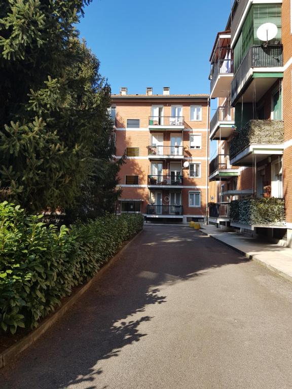 una calle vacía frente a un edificio de apartamentos en De Candia House, en Rescaldina