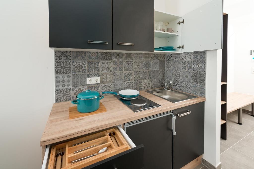Kuchyň nebo kuchyňský kout v ubytování MOTEL24seven
