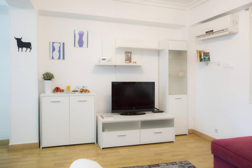 sala de estar con TV en una mesa blanca en Sivera-Centro Apartment, en Valencia