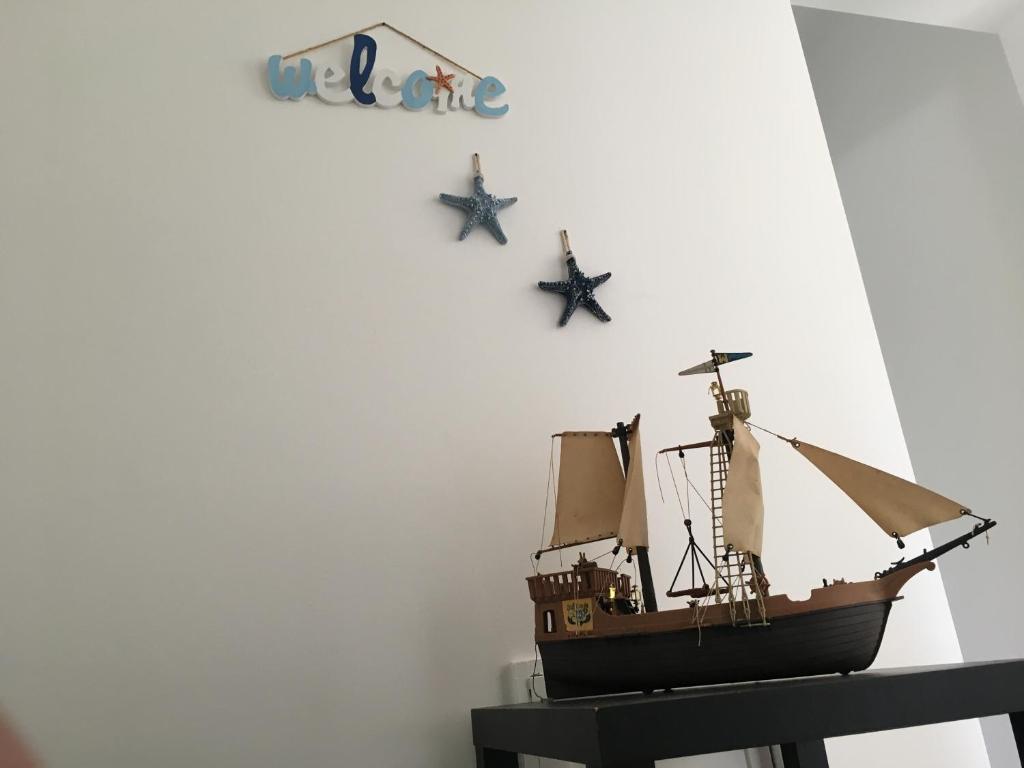 un modèle de bateau pirate sur une table à deux étoiles dans l'établissement Casa do Marinheiro, à Faro