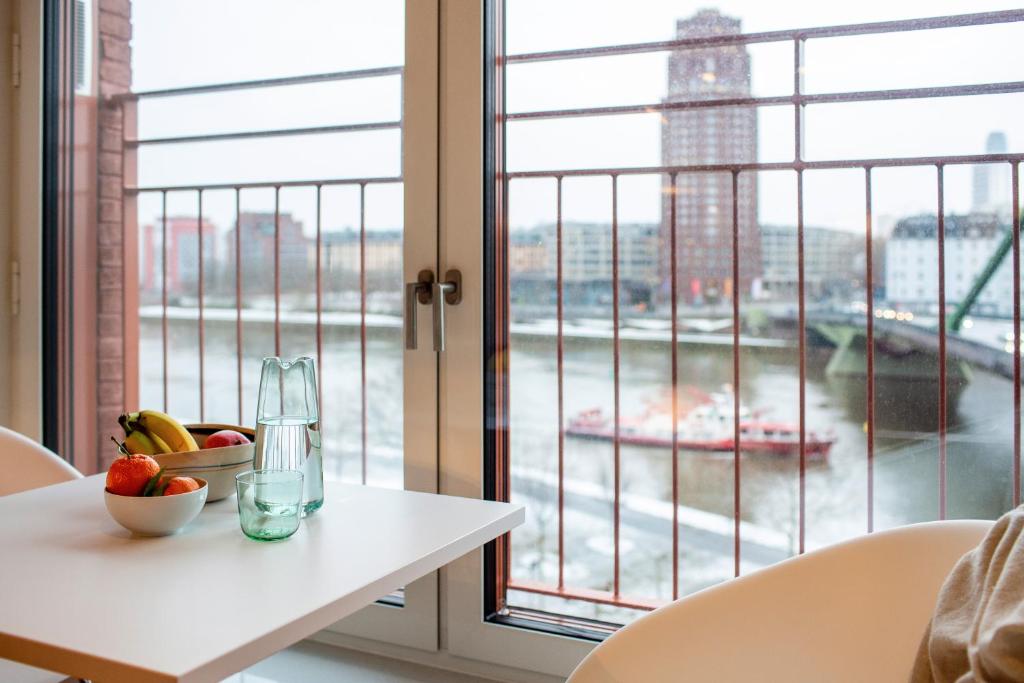 Výhled na řeku, která protéká v blízkosti aparthotelu