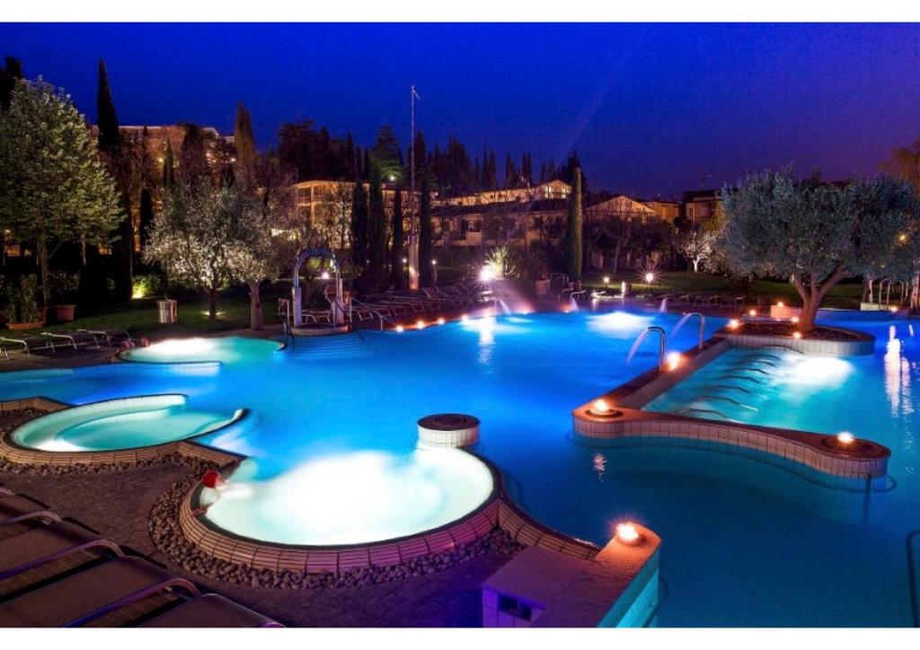 Bazén v ubytovaní The Geko Apartment Sirmione alebo v jeho blízkosti