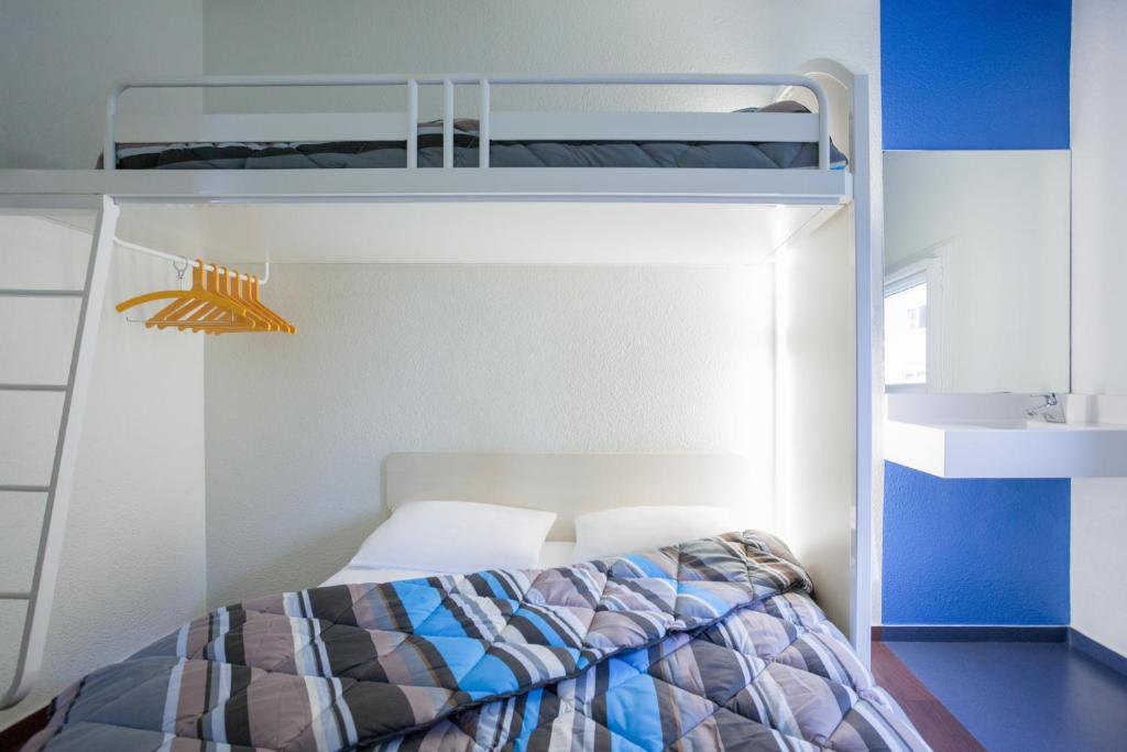 ブロワにあるhotelF1 Bloisのベッドルーム1室(二段ベッド1組、はしご、ベッド1台付)