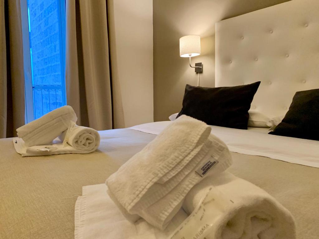una camera d'albergo con due asciugamani su un letto di A due passi dal ponte a Taranto