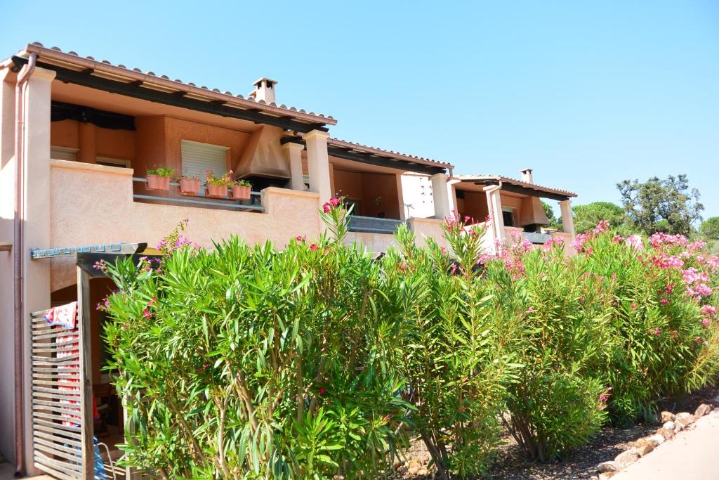 une maison avec une bande de plantes devant elle dans l'établissement BIJOU, à Conca