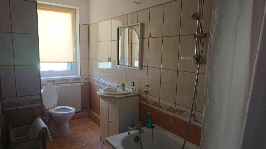 シュチェチンにあるGrzyminskaのバスルーム(トイレ、洗面台、バスタブ付)
