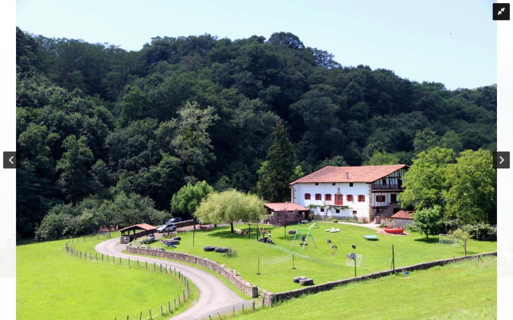 un edificio en medio de un campo junto a una carretera en Casa Rural Iratxeko-Berea, en Bera