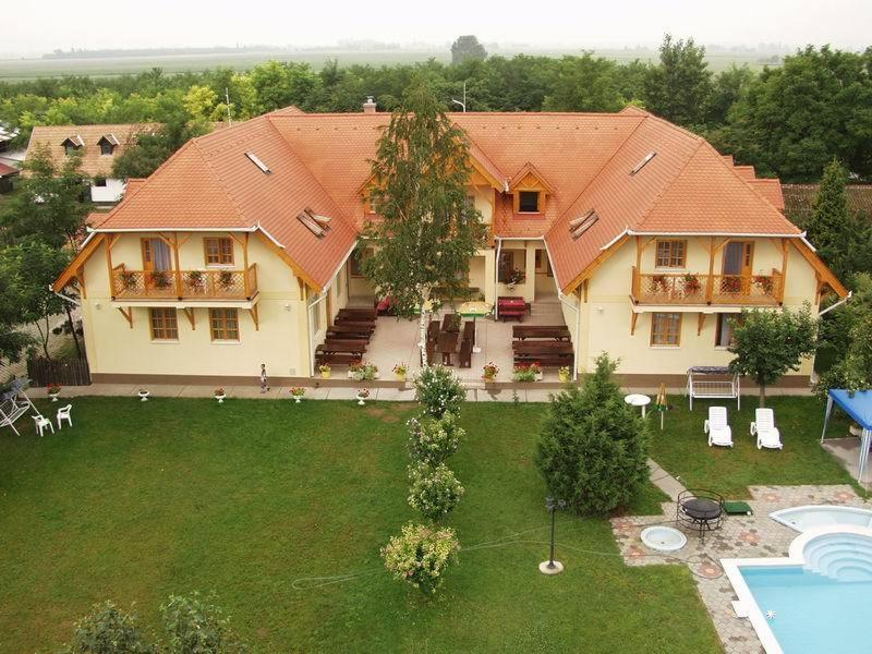 una vista aérea de una casa grande con patio en Ádám Tanya Fogadó, en Balázspuszta