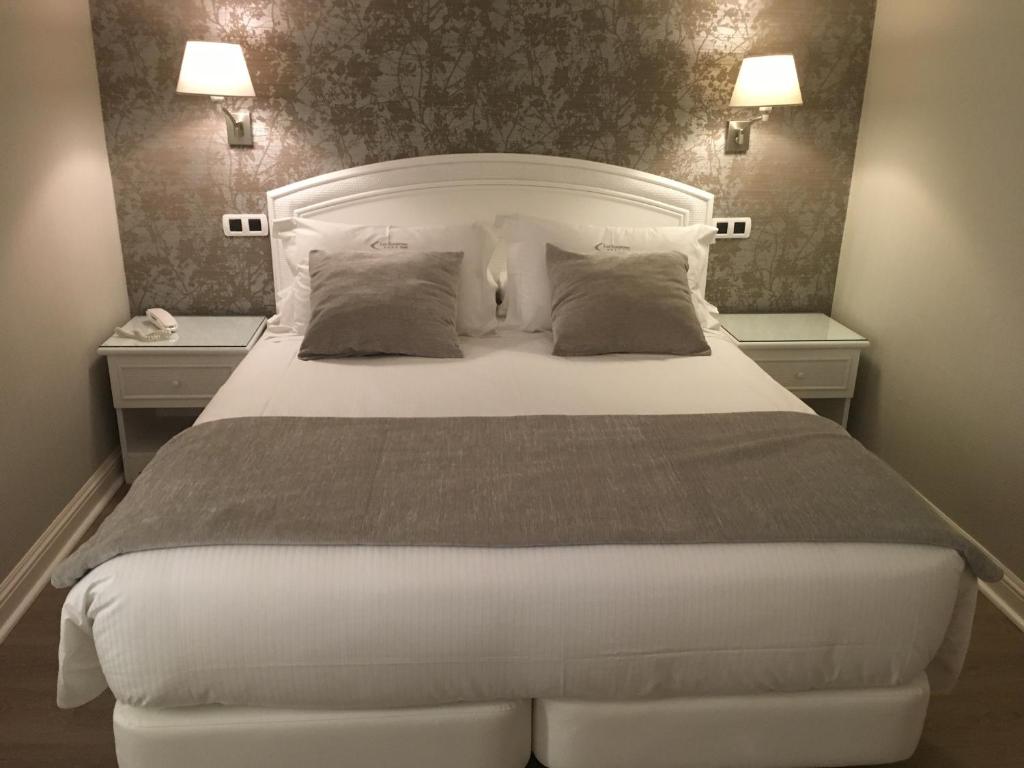Cama o camas de una habitación en Las Rocas Playa Hotel
