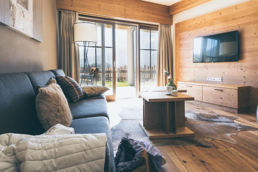 TV a/nebo společenská místnost v ubytování PUR Suites & Chalets