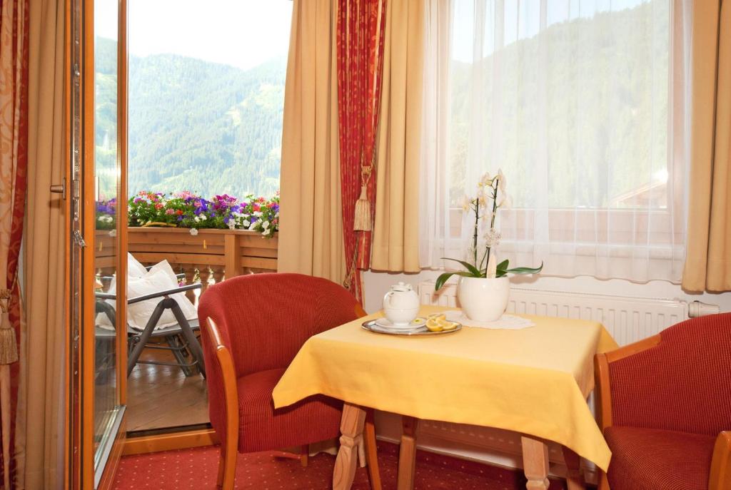 Nespecifikovaný výhled na hory nebo výhled na hory při pohledu z hotelu