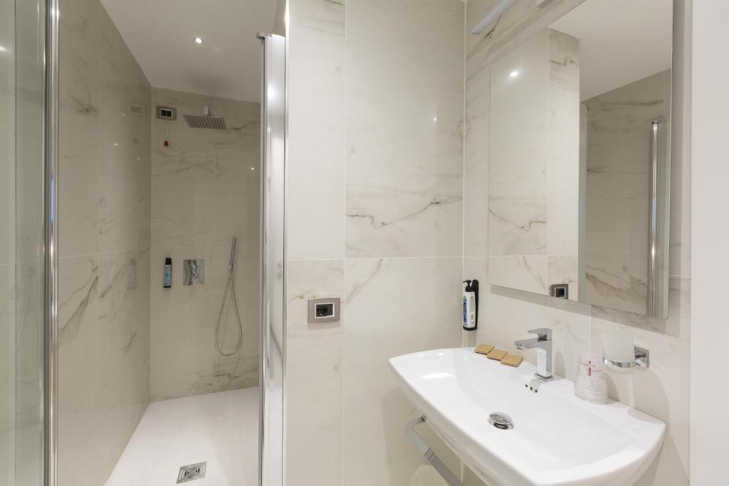 Koupelna v ubytování Floris Hotel