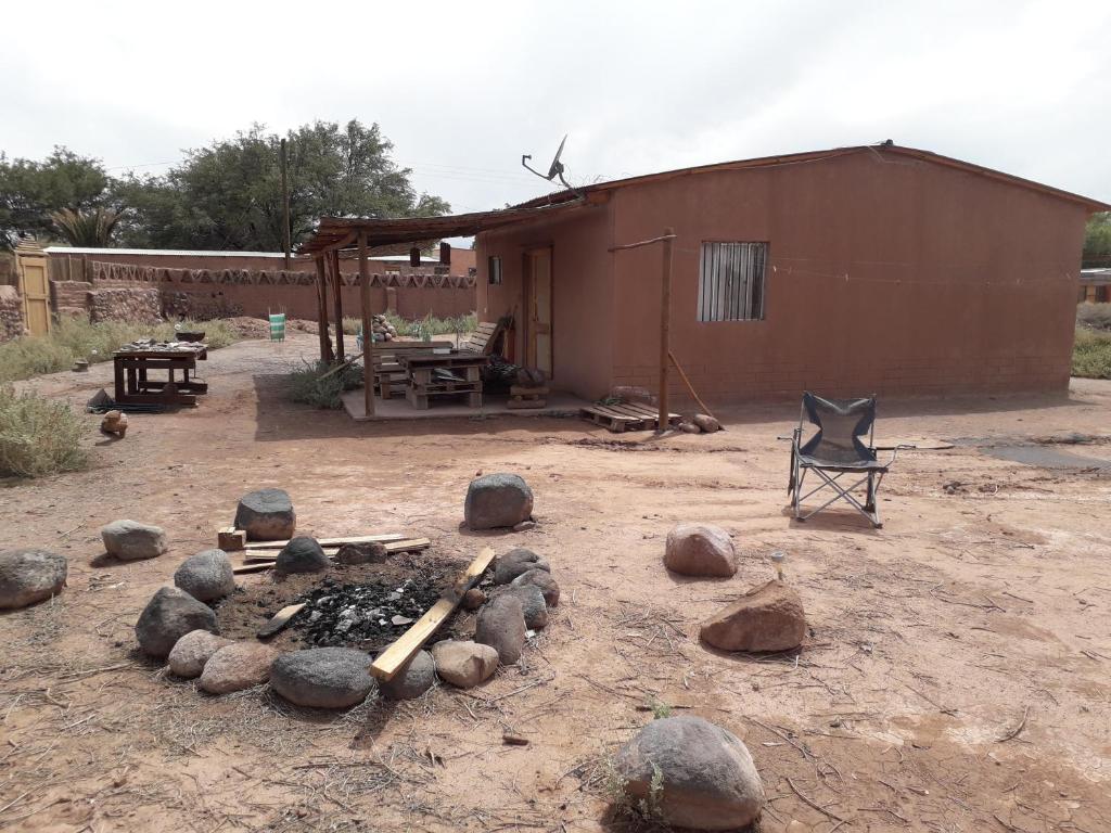 un edificio con un fuego delante de él en Cabaña Laynaturi, en San Pedro de Atacama