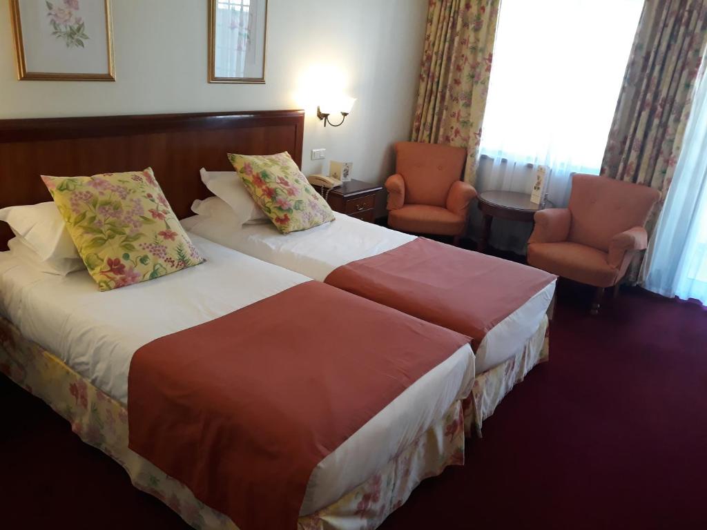 
Superior Double or Twin Room with Balcony and Side Sea View
