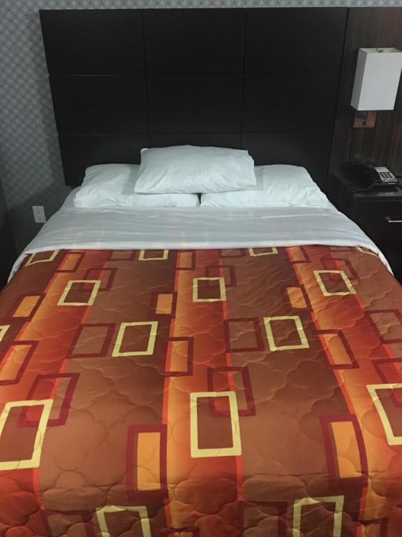 Postel nebo postele na pokoji v ubytování Red Carpet Inn Elmwood