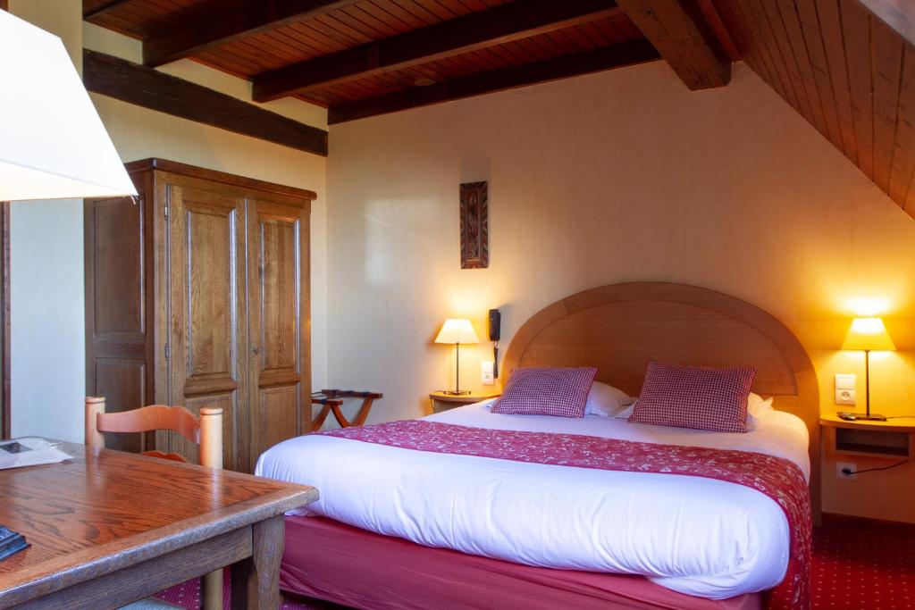 Postel nebo postele na pokoji v ubytování Hotel Restaurant Faller Emmebuckel