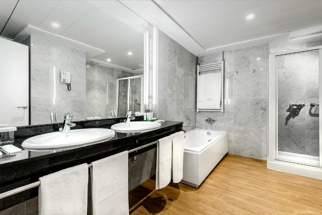 Koupelna v ubytování Hotel Tres Reyes Pamplona