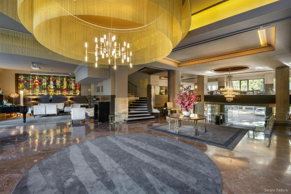 Posezení v ubytování Hotel Tres Reyes Pamplona