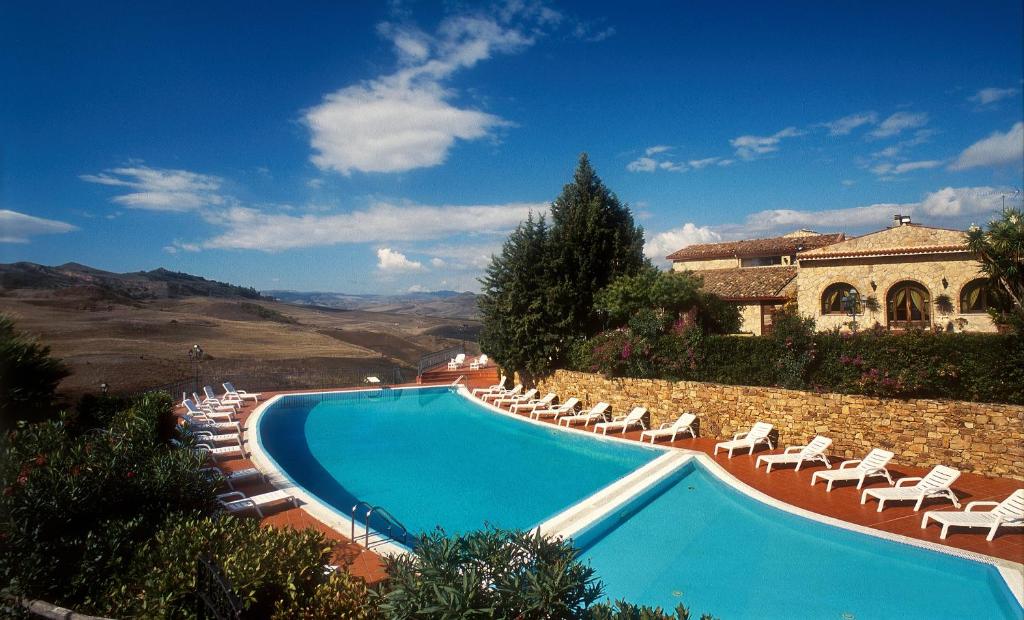 una piscina con tumbonas y una casa en Villa Dafne, en Alia