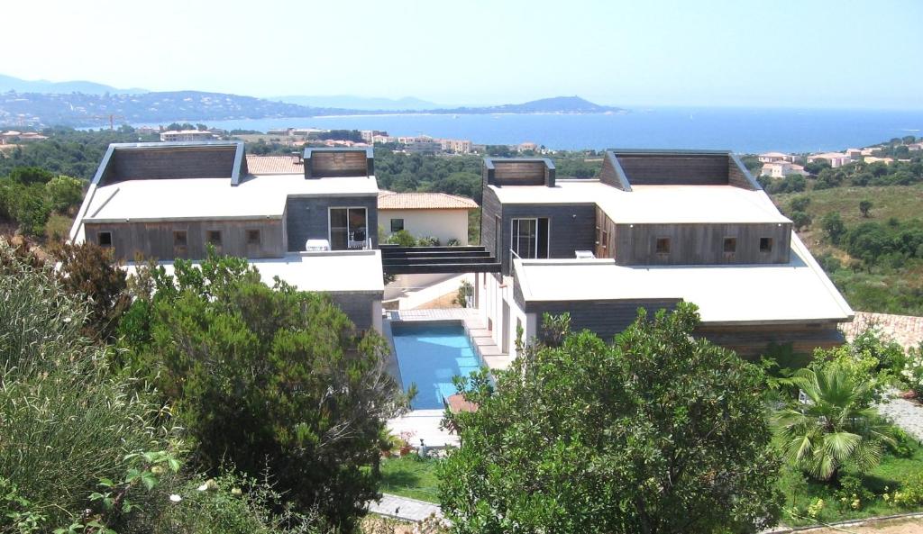 une maison avec vue sur l'océan dans l'établissement Villa avec piscine et belle vue mer proche des plages et commerces, à Porticcio