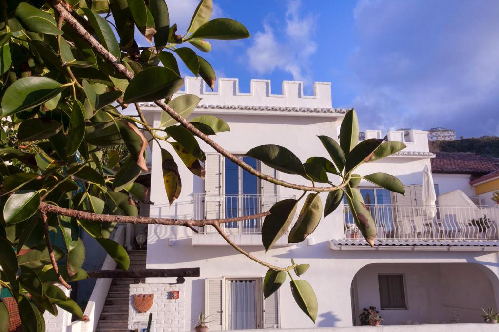 Zdjęcie z galerii obiektu Villino Erminia - Seaside Art b&b w mieście Pizzo