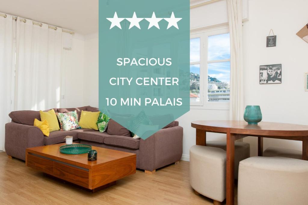 un salon avec un canapé et une table dans l'établissement 2-Br Apartment 2 min from the Beaches, à Cannes