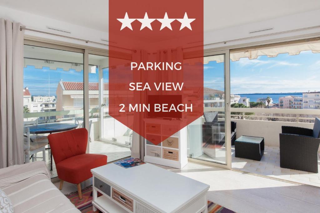 坎城的住宿－SERRENDY Sea view & terrace heart of Cannes，客房享有带桌椅的阳台的景致。