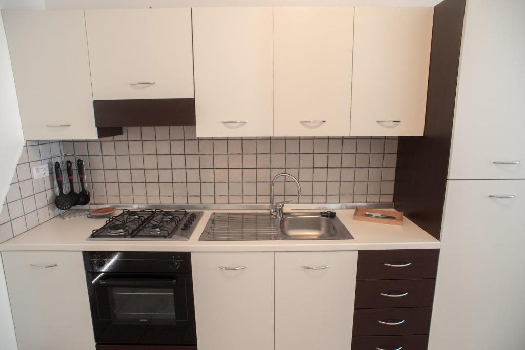 Kuchnia lub aneks kuchenny w obiekcie Appartamenti a 50 mt dal mare