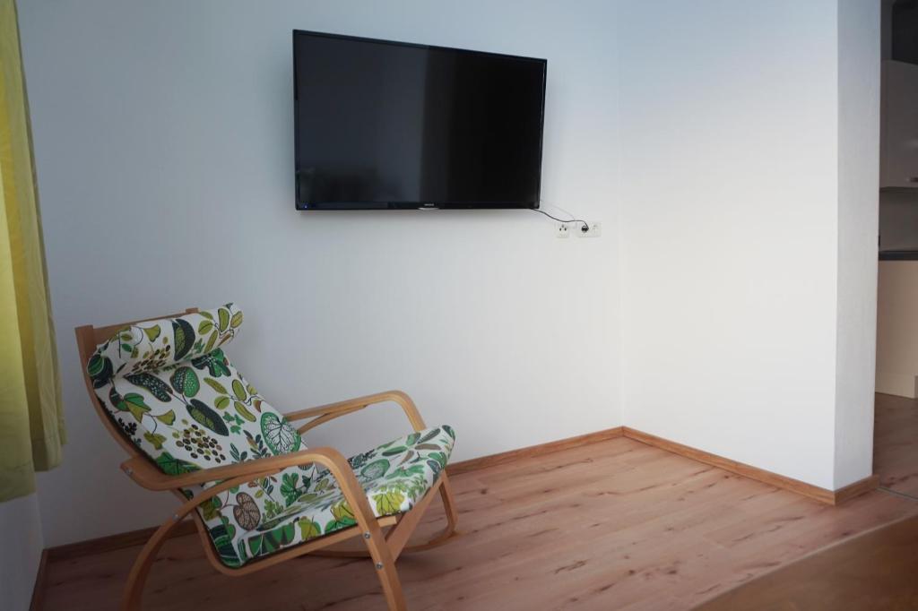 Televízia a/alebo spoločenská miestnosť v ubytovaní Landhaus Schaidreith