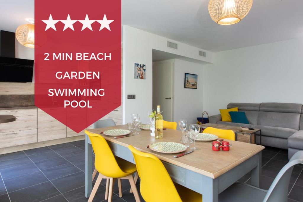une salle à manger avec une table et des chaises jaunes dans l'établissement 2-Br with Garden and Pool in the Heart of Palm Beach, à Cannes
